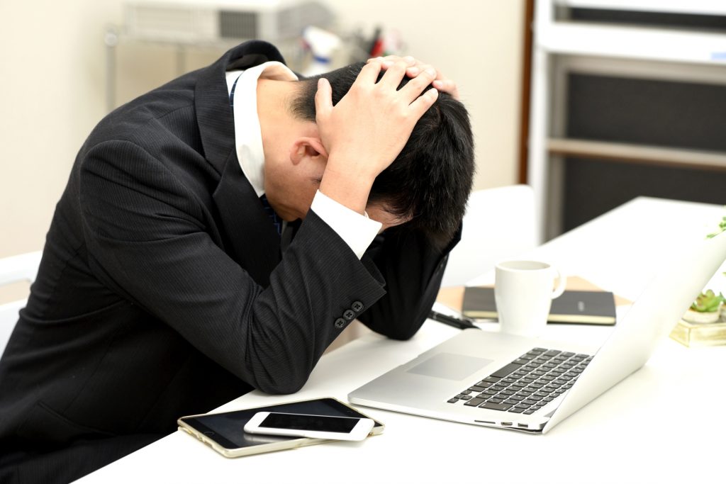 職場ストレスの4つの原因と対処法を解説｜症状チェックから限界時の対応まで紹介